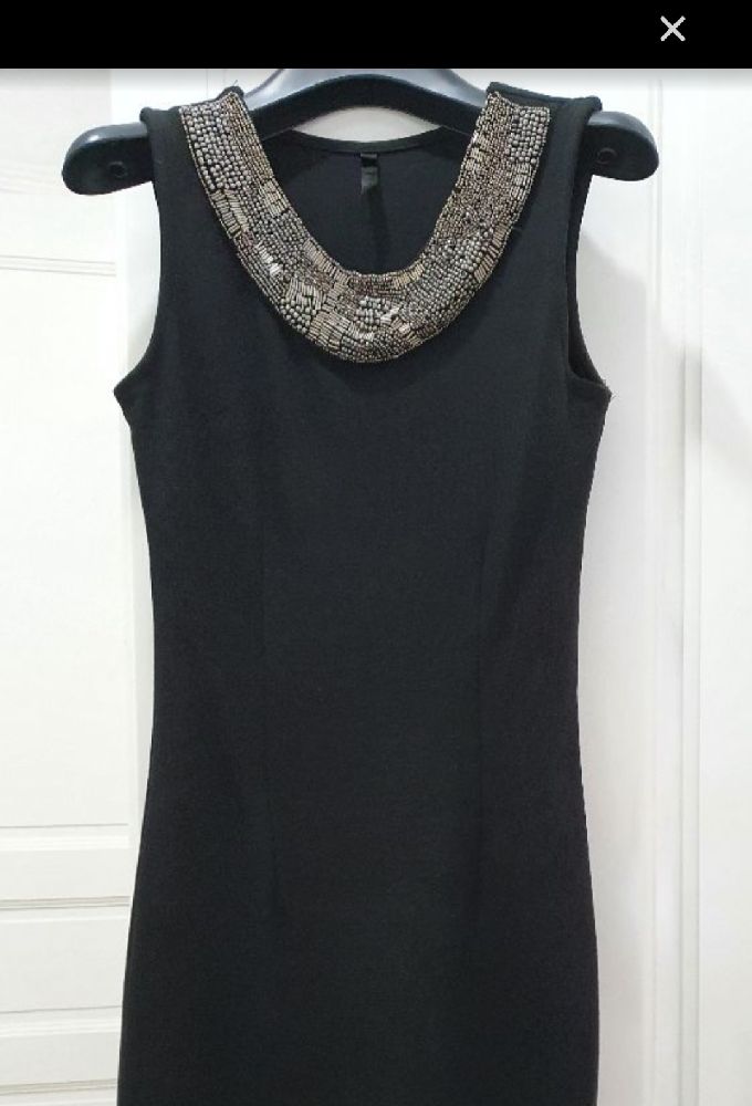 robe noire avec ornements 