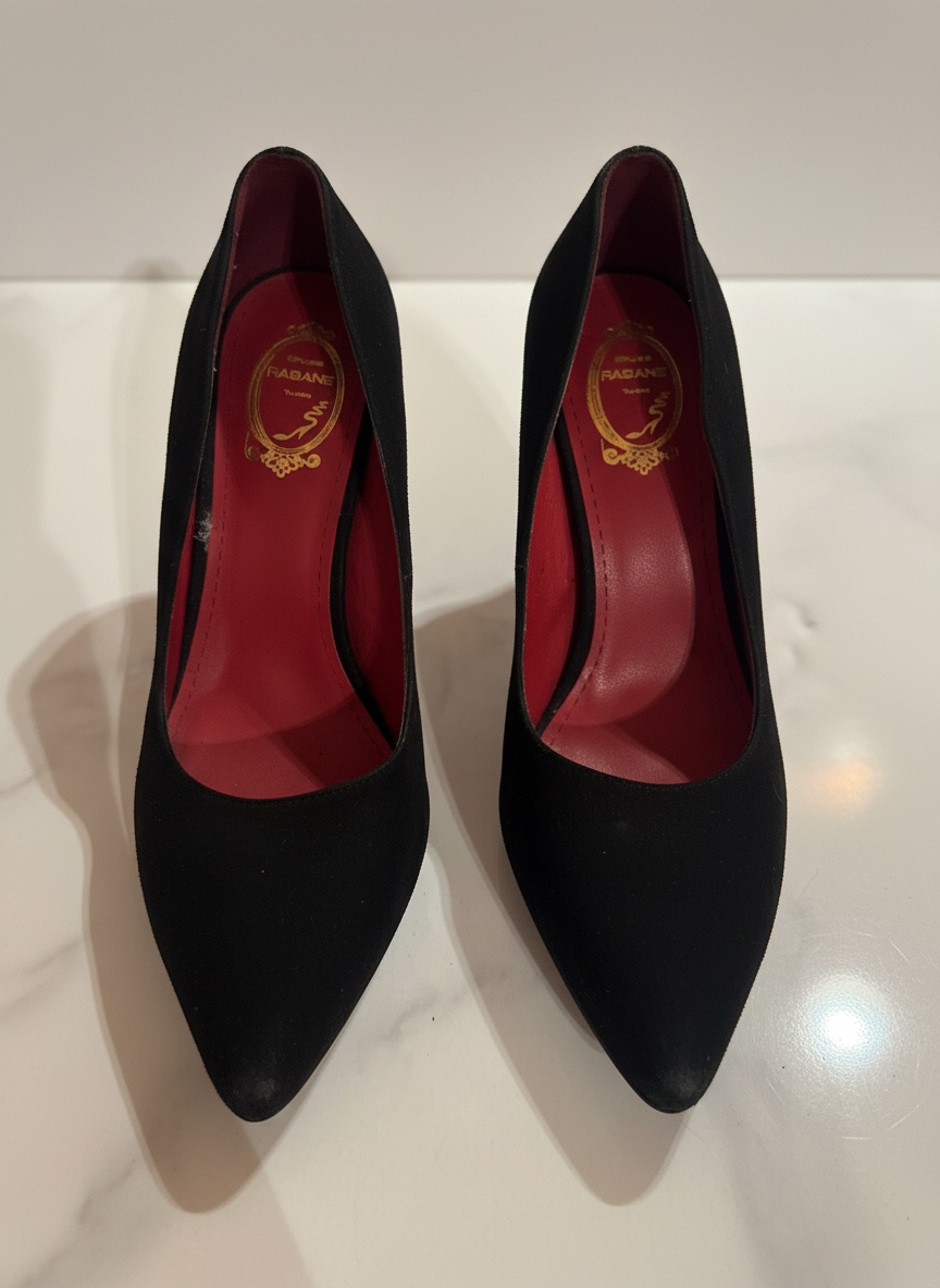 Escarpins noirs pointus – Intérieur rouge chic (Bon état)