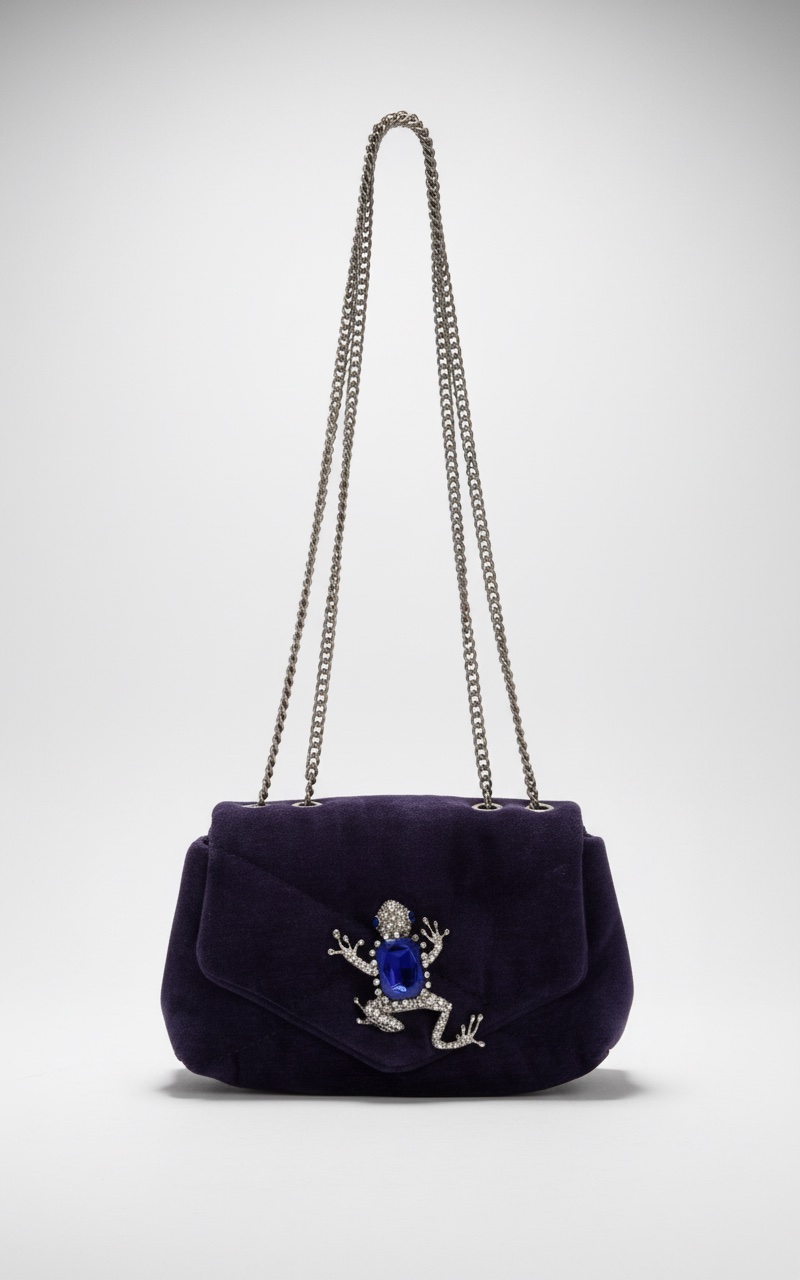 Sac à main Parfois en velours bleu nuit avec chaîne dorée.