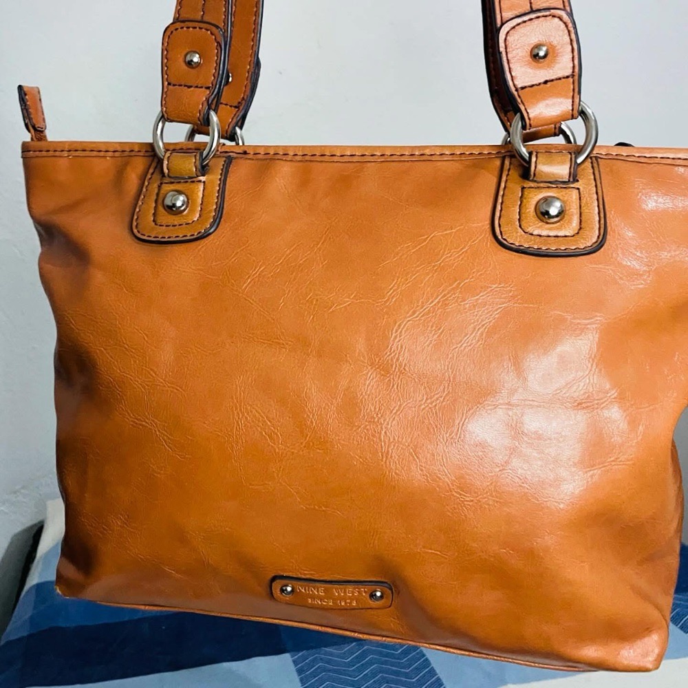 Brown medium size leathet bag
