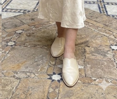 Une balga artisanale marocaine en cuir de couleur crème