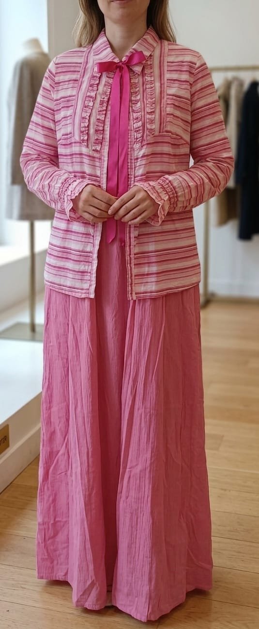 Robe longue rose avec chemise à rayures blanches
