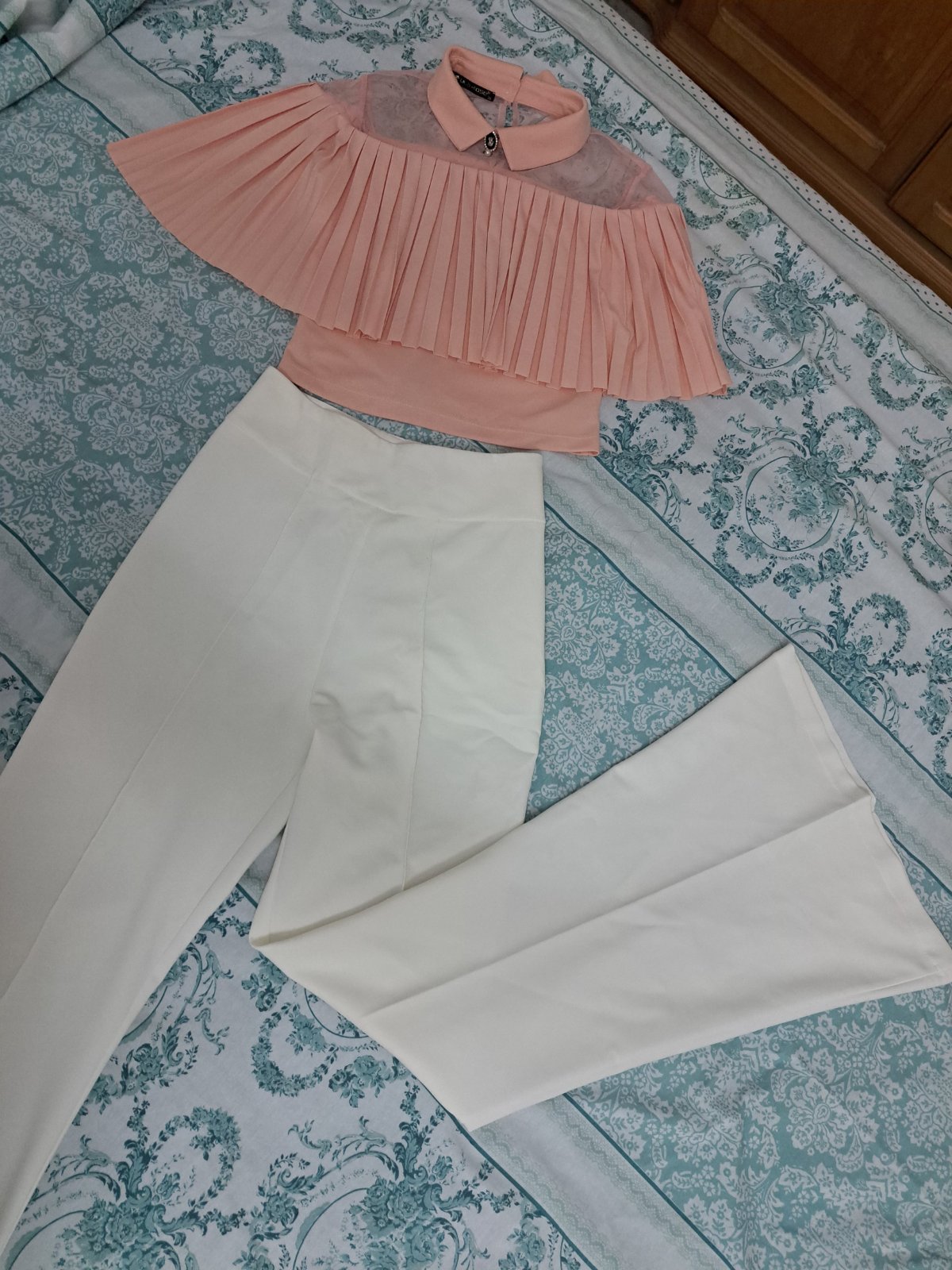 Ensemble Élégant – Haut Plissé Rose Poudré & Pantalon Blanc Évasé