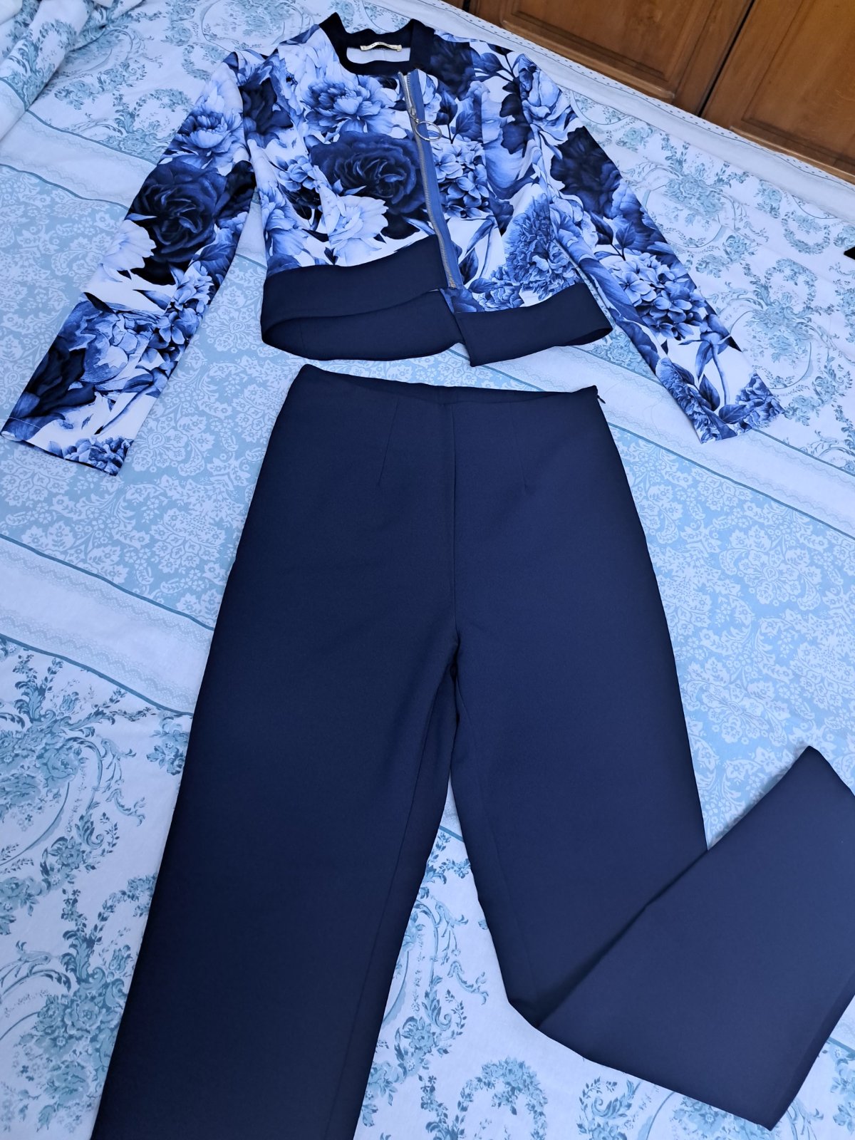 Ensemble Élégant – Veste Fleurie Bleu Marine & Pantalon Bleu Marine Évasé