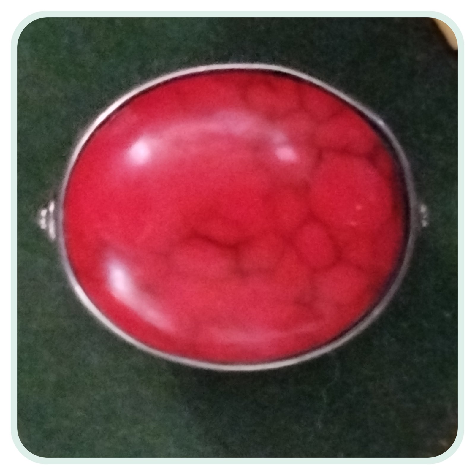 Une grande bague en acier 