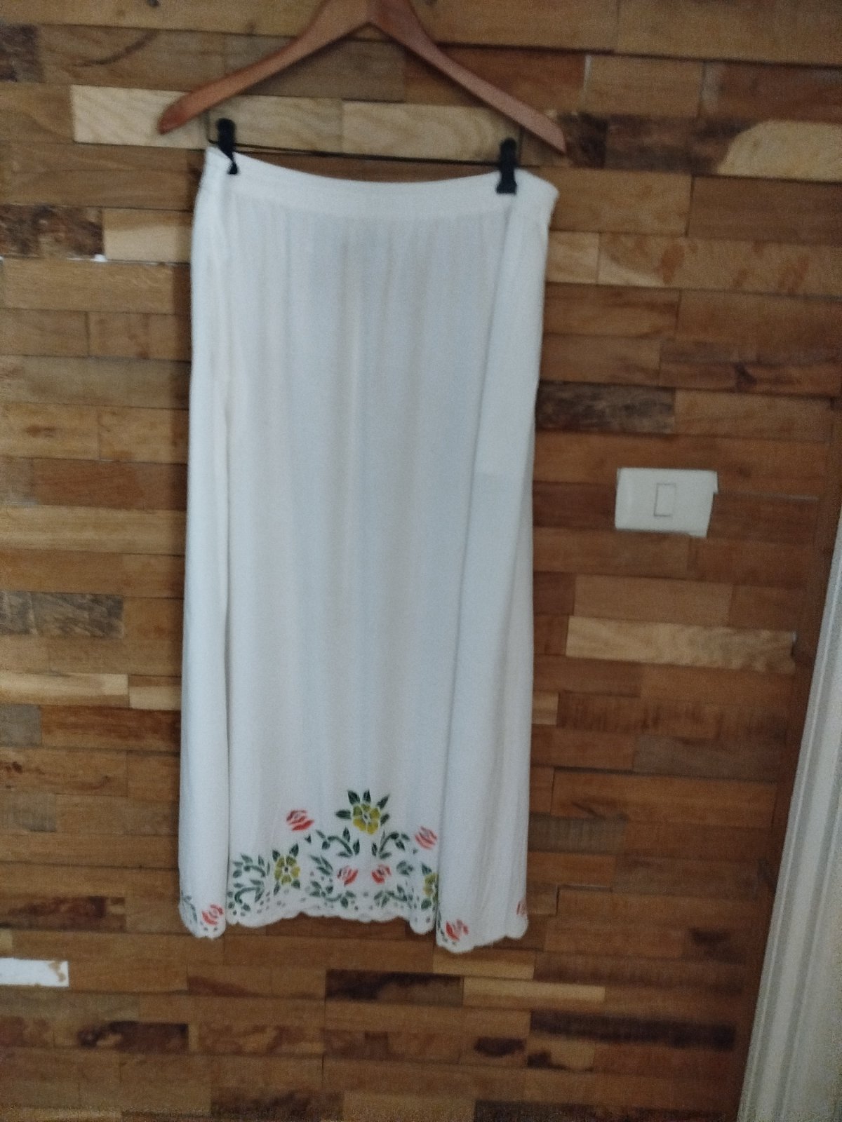 Une belle jupe avec broderie anglaise 