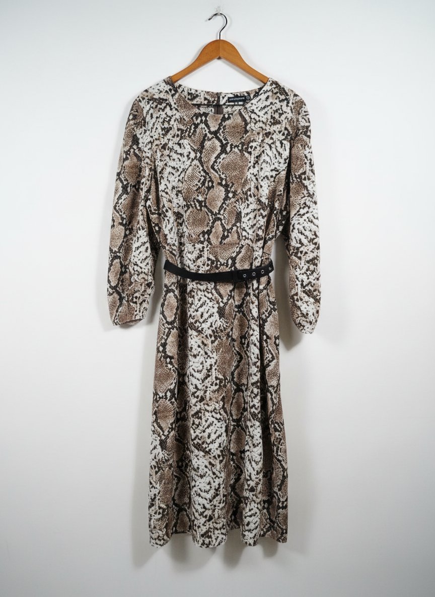 Une belle robe avec une fente 