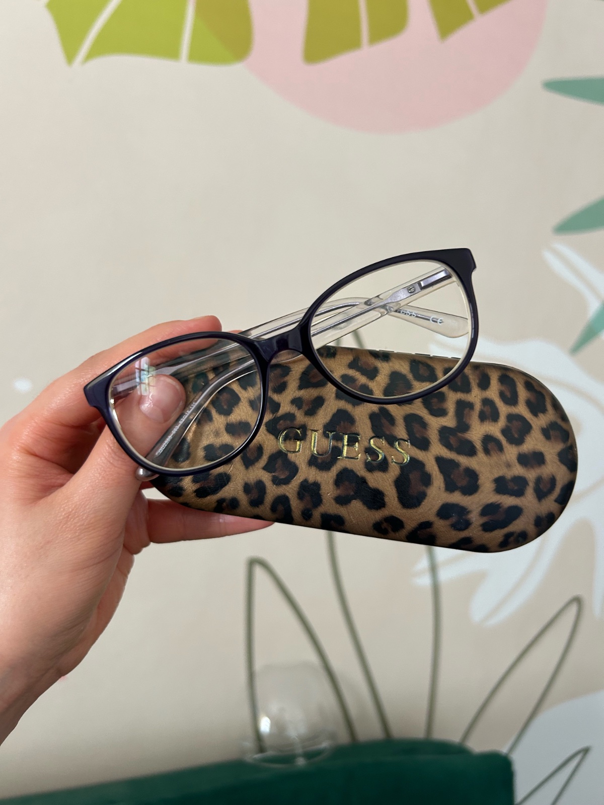 Lunettes de vue pour femme de la marque Guess, modèle 2586 🩷