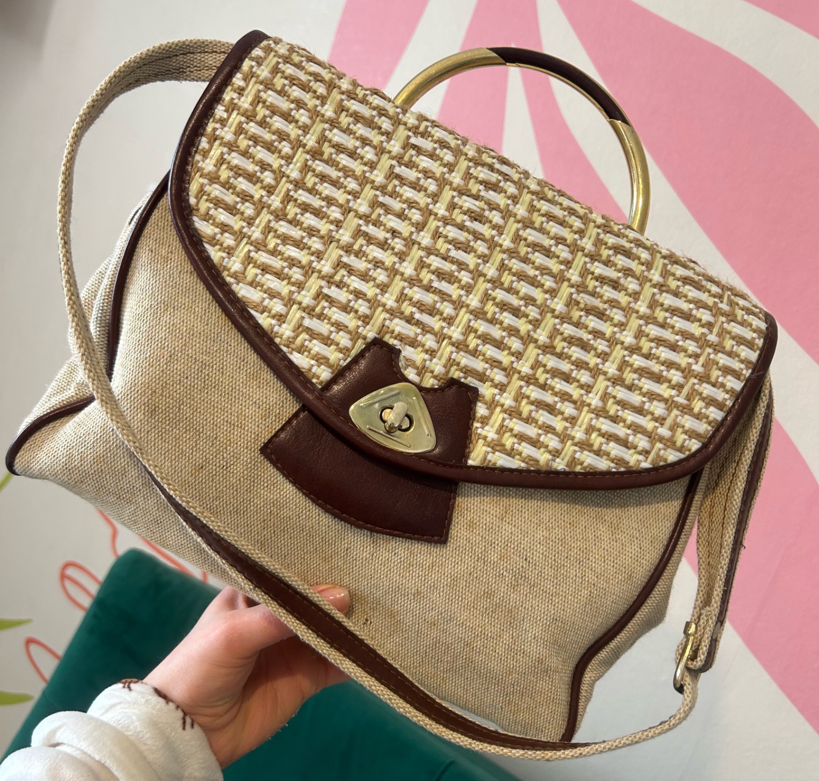 Sac à main en toile et osier avec une poignée supérieure en métal doré et une bandoulière ❤️❤️