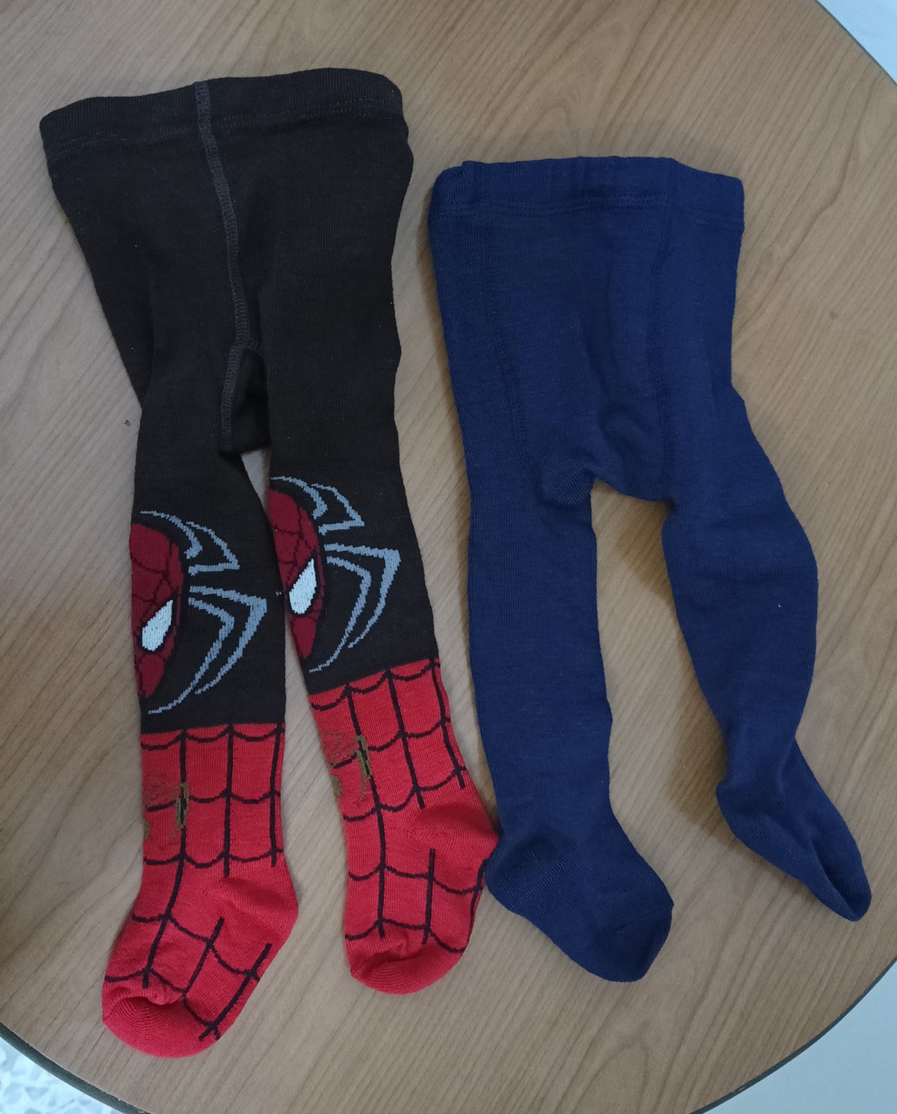 Deux collants neufs 