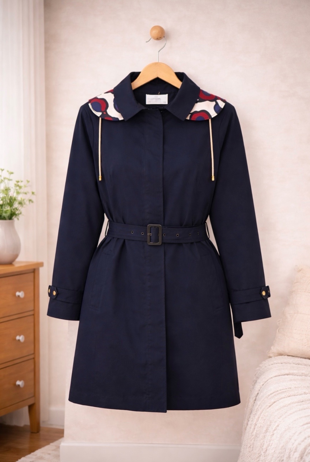 Un trench-coat en coton à capuche de la marque Tommy Hilfiger dans mon dressing vous trouvez la robe assortie au manteau