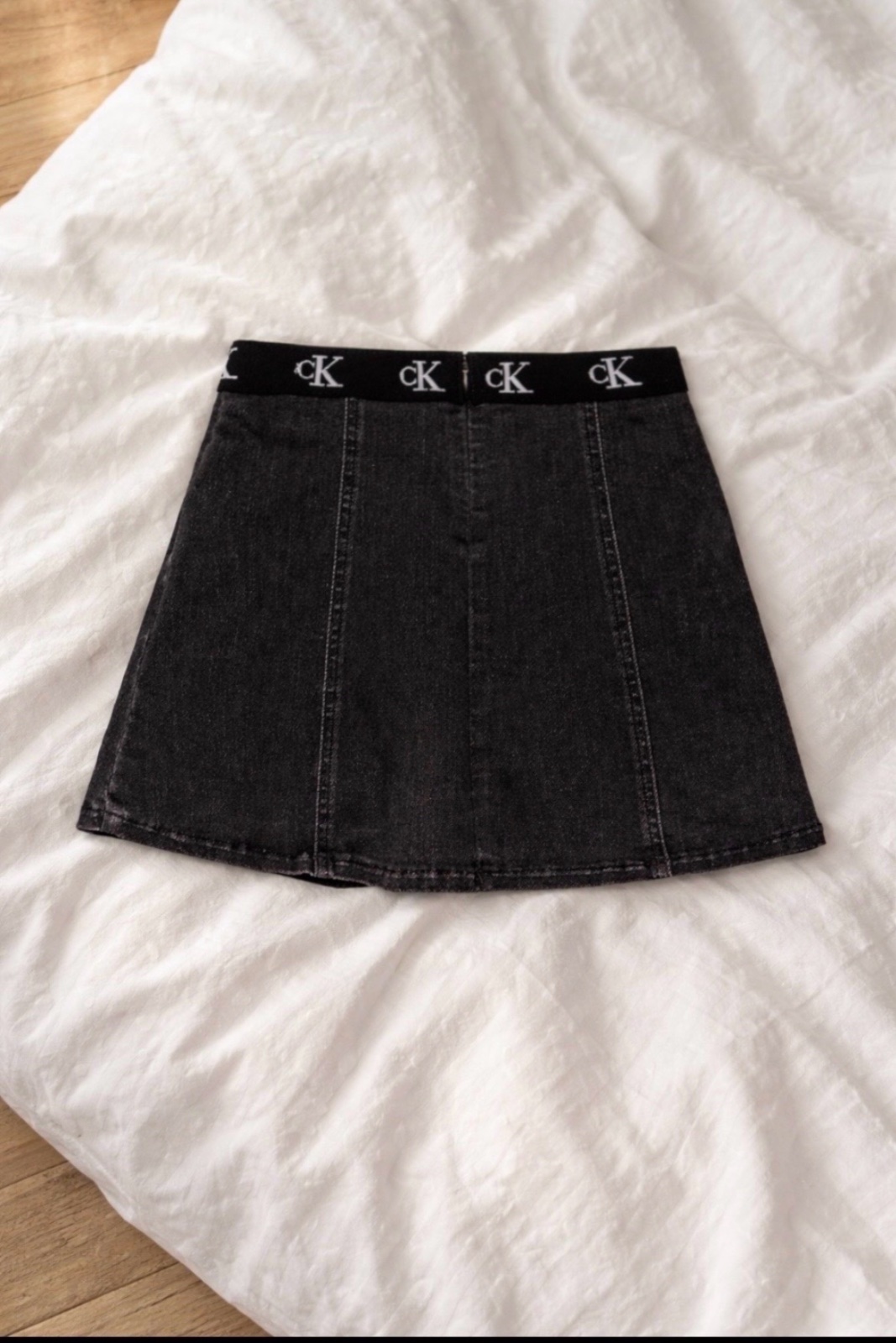 Jupe denim noire Calvin Klein – NEUF avec étiquette – tendance