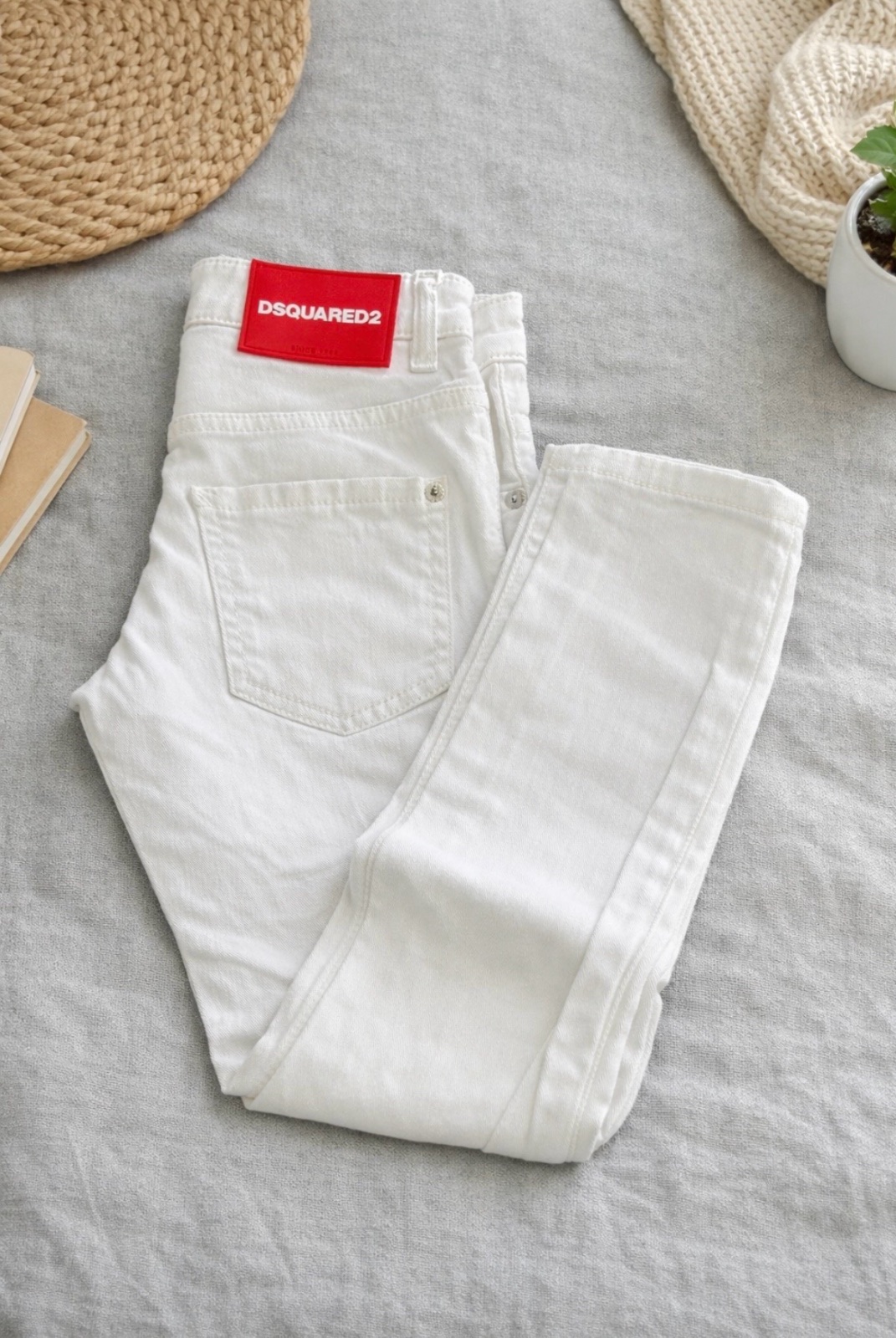 Magnifique jean blanc Dsquared2 pour enfant – taille 8 ans.