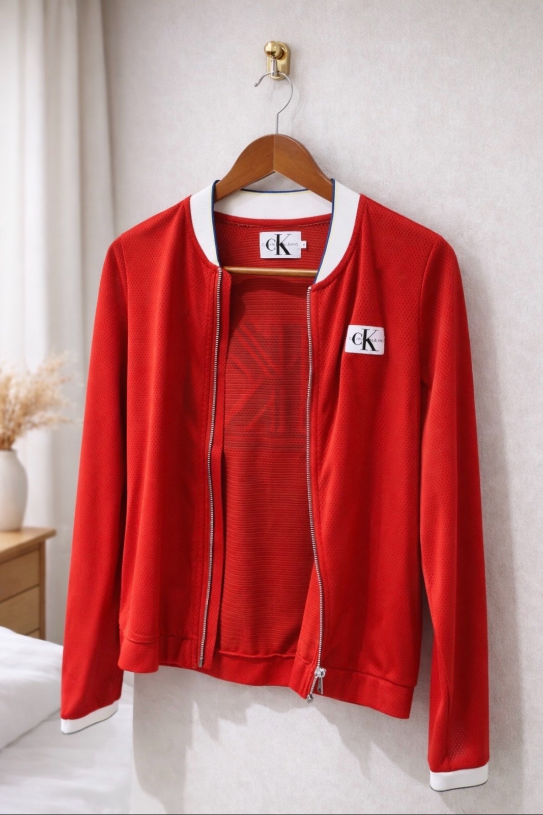 Veste Calvin Klein rouge 14 ans – excellent état, style sport chic