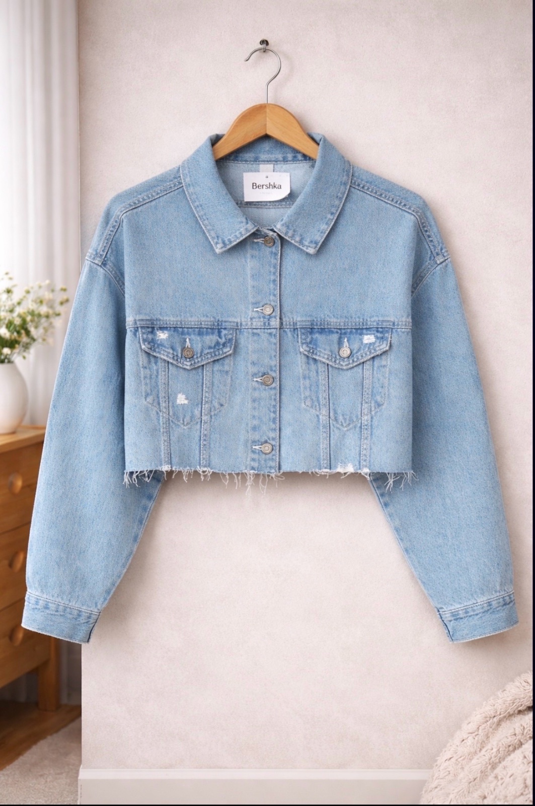 Veste en jean courte Bershka bleu clair – style crop – effet usé tendance