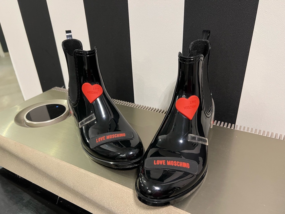 Bottines de pluie Love Moschino noires – détail cœur 