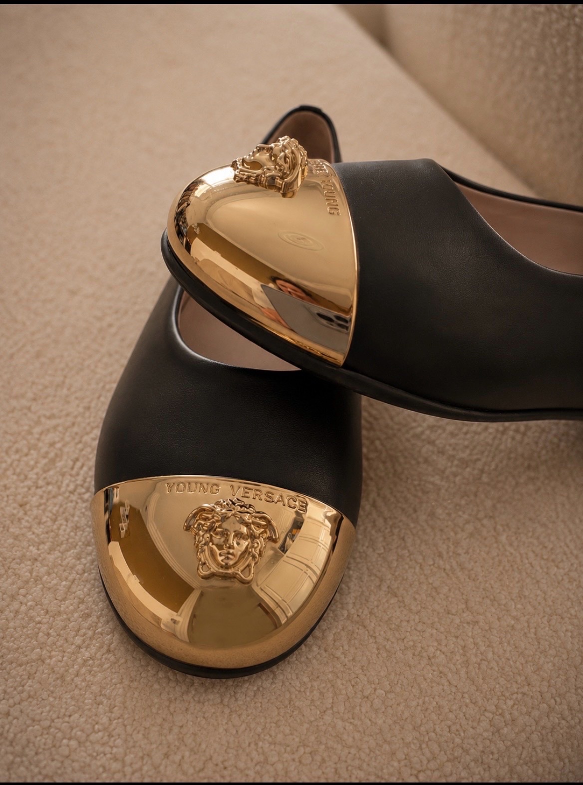 Ballerines Young Versace noires et dorées neuves avec boîte 