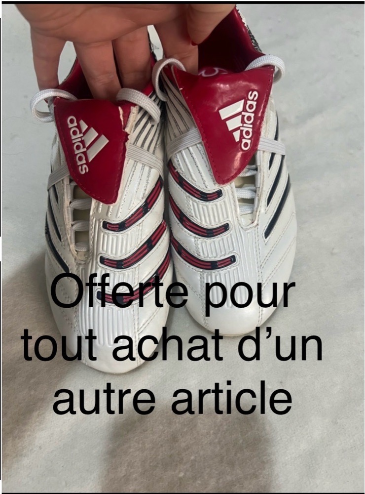 Chaussures de football Adidas Predator Absolute offerte pour tout achat d'une paire de crampon. 