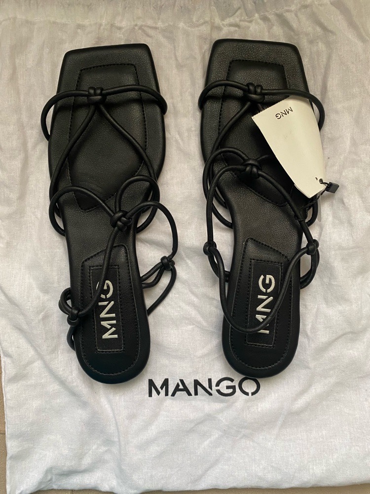 Sandales MANGO noir, jamais porté, avec étiquette et pochon original.