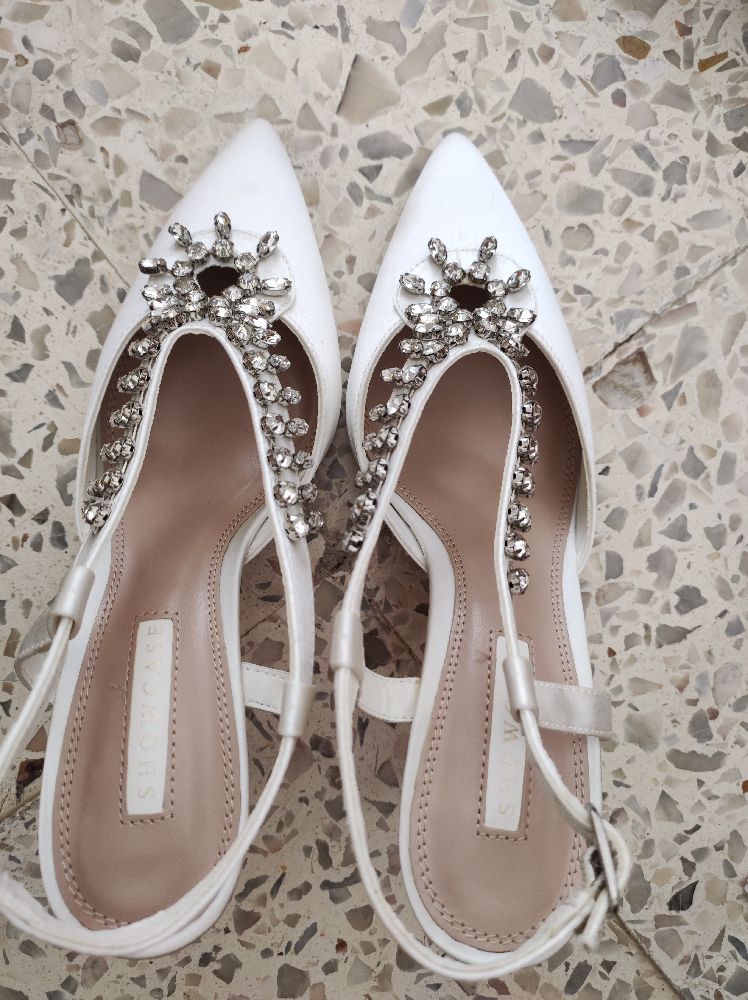 Escarpin blanc avec perles neuf marque Show case jamais porté 