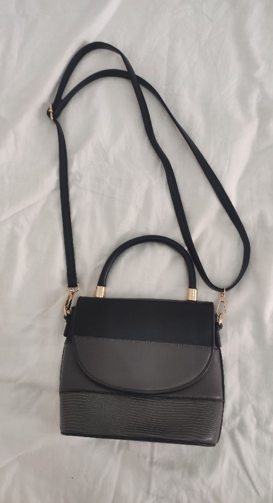 Sac à main avec bandoulière neuf importé 