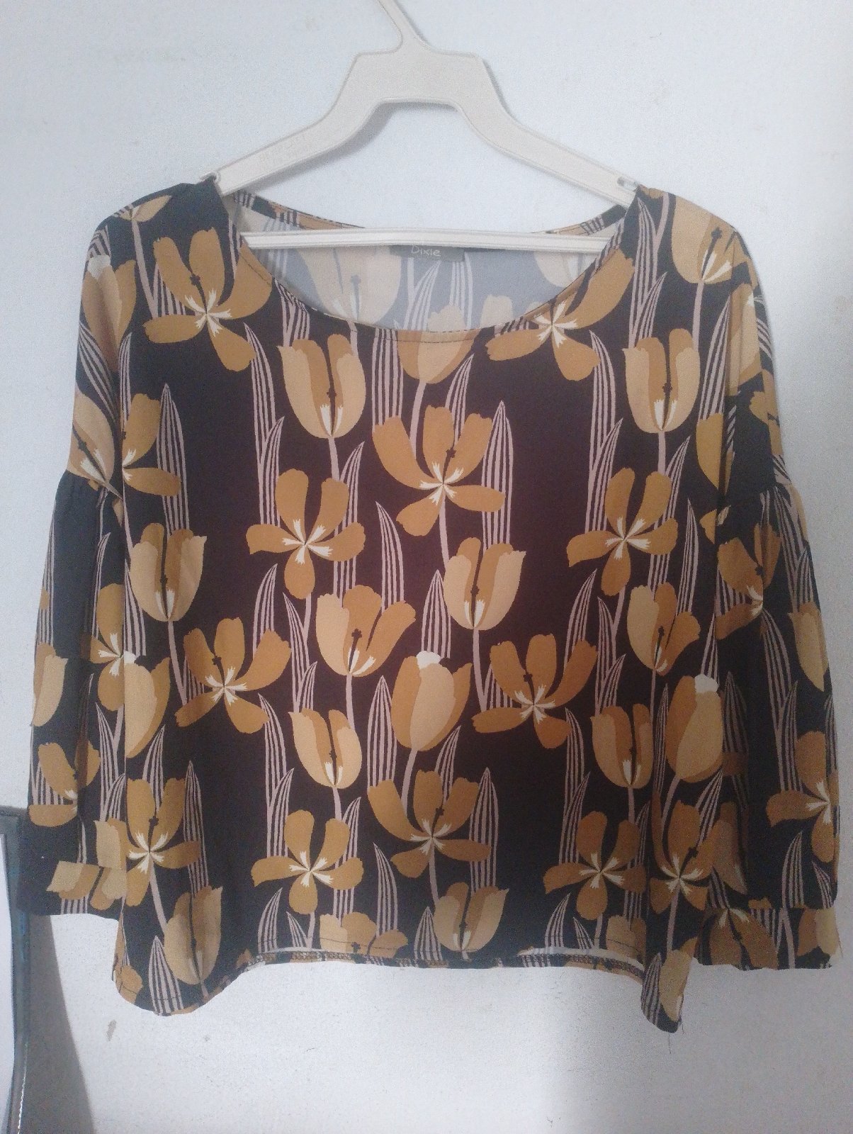 Pull blouse à manches longues avec imprimé floral.
