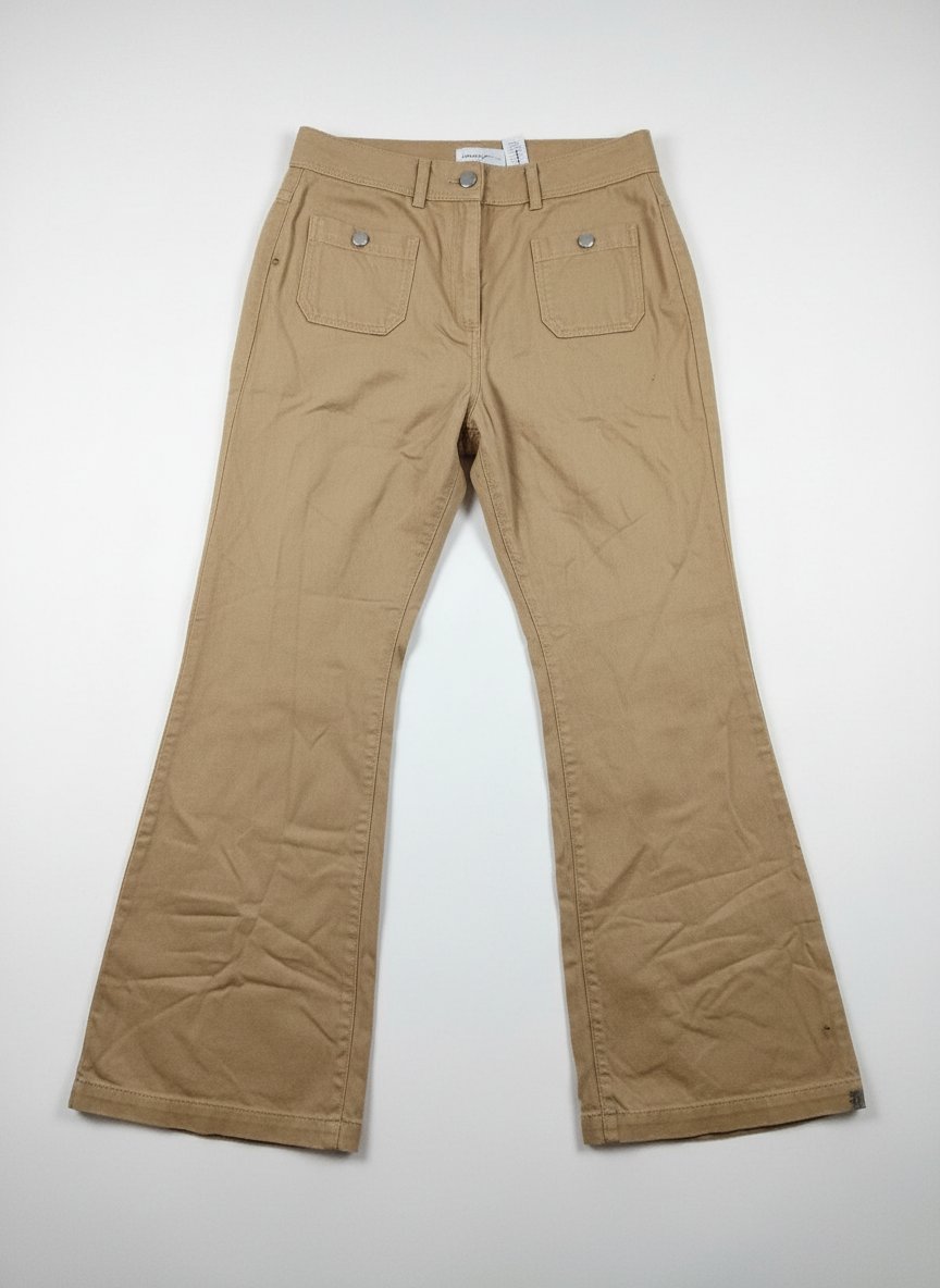 Pantalon Djinn couleur camel avec une petite tâche au dessus de la jambe gauche 