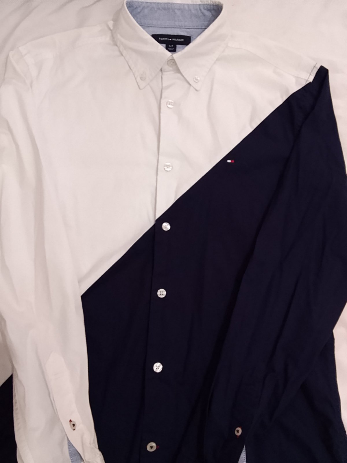 Une chemise unique de la marque tommy Hilfiger 