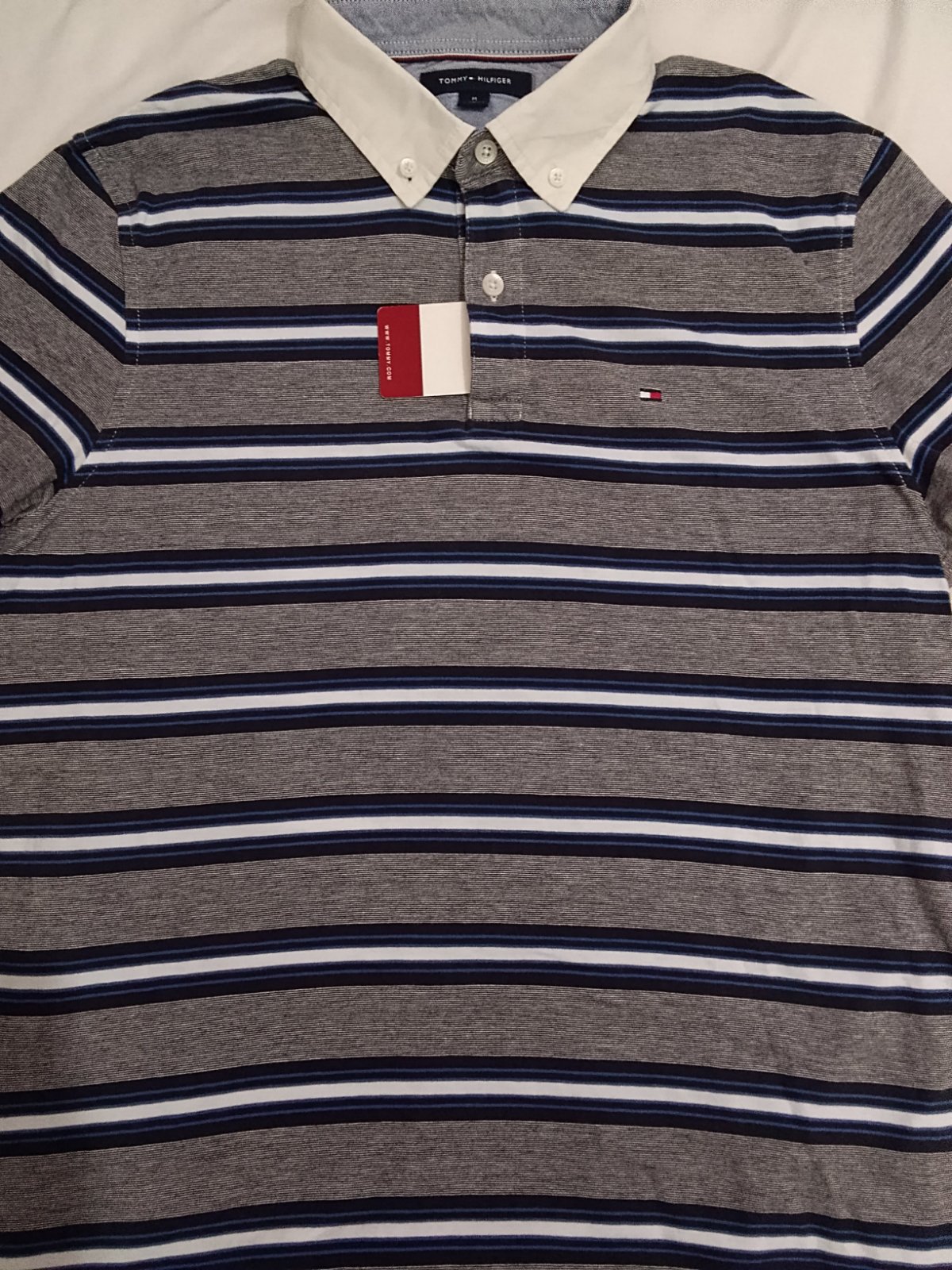 Joli pull manches courtes de la marque Hilfiger 