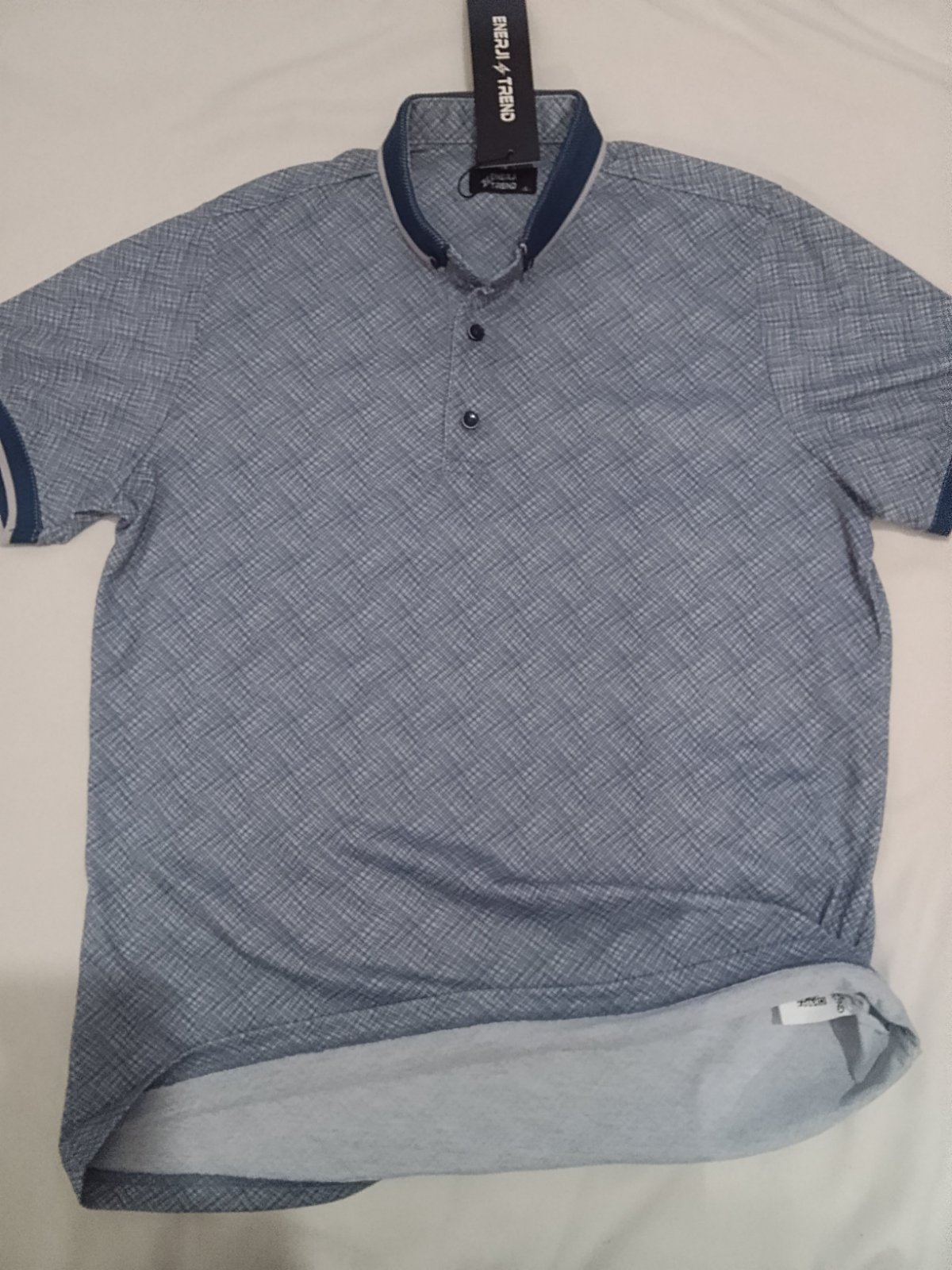 Un très joli pull homme manches courtes couleur bleu 