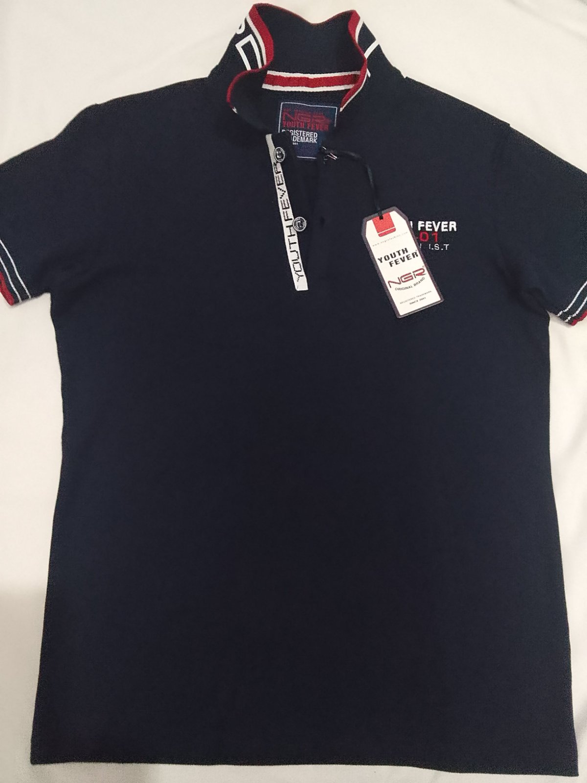 Un joli polo manches courtes couleur bleu marine 