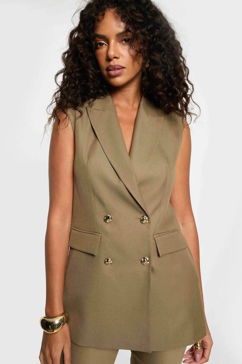 Je cherche les deux claquettes et blazer sans mouches 