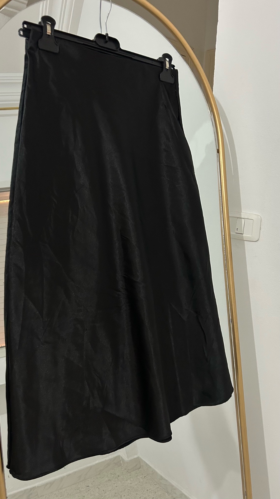 Jupe midi satinée noir de la marque Love & Liberty (Taille S/M)