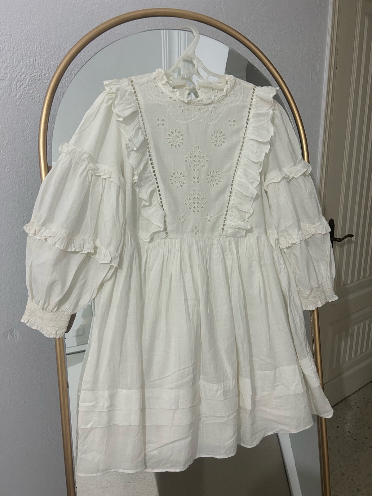 Robe blanche en lin à broderie anglaise 🤍