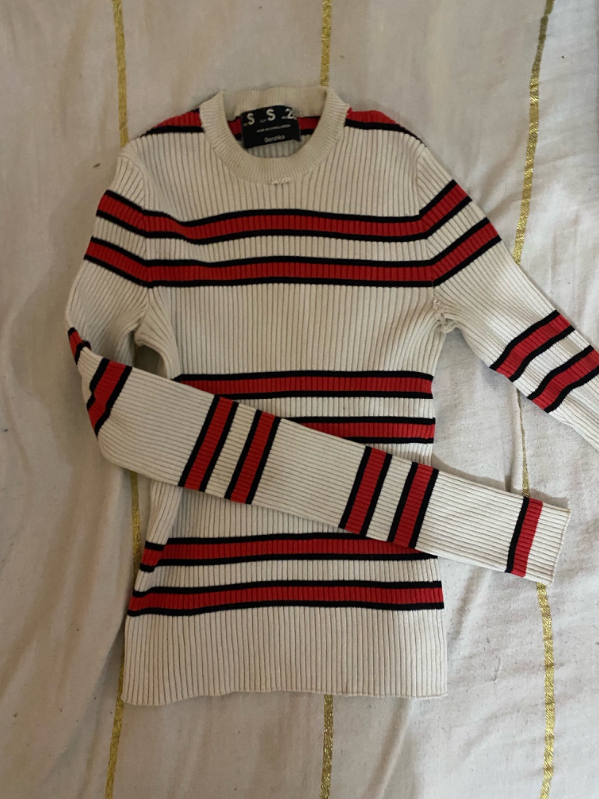 Pull noir et rouge