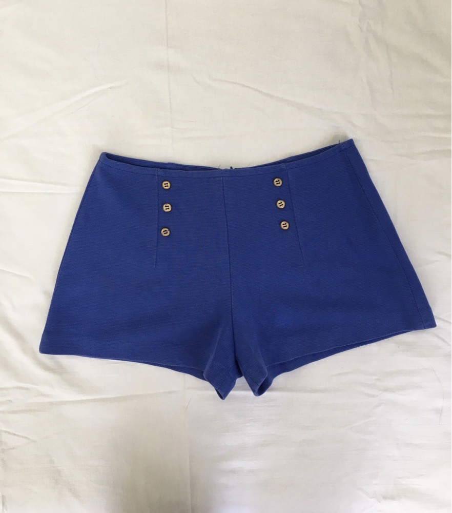 Short bleu, style old money ZARA