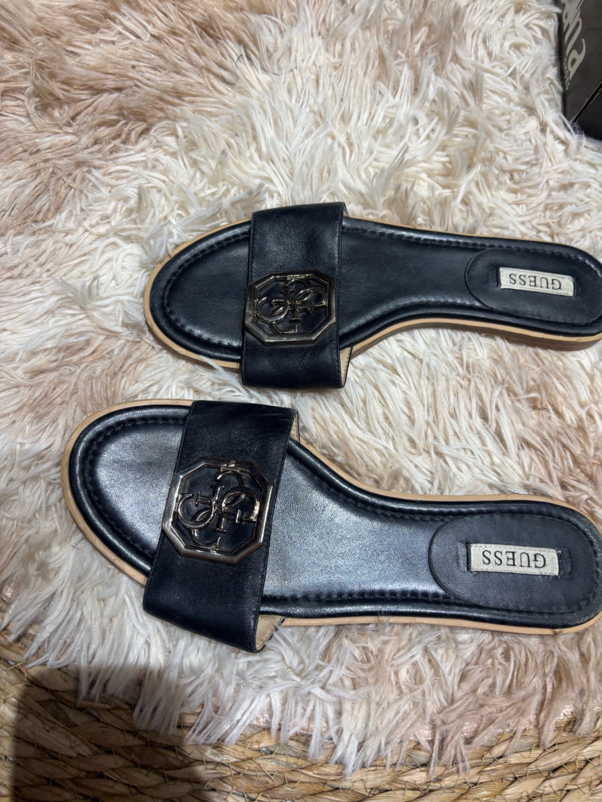 ‏claquette guess 