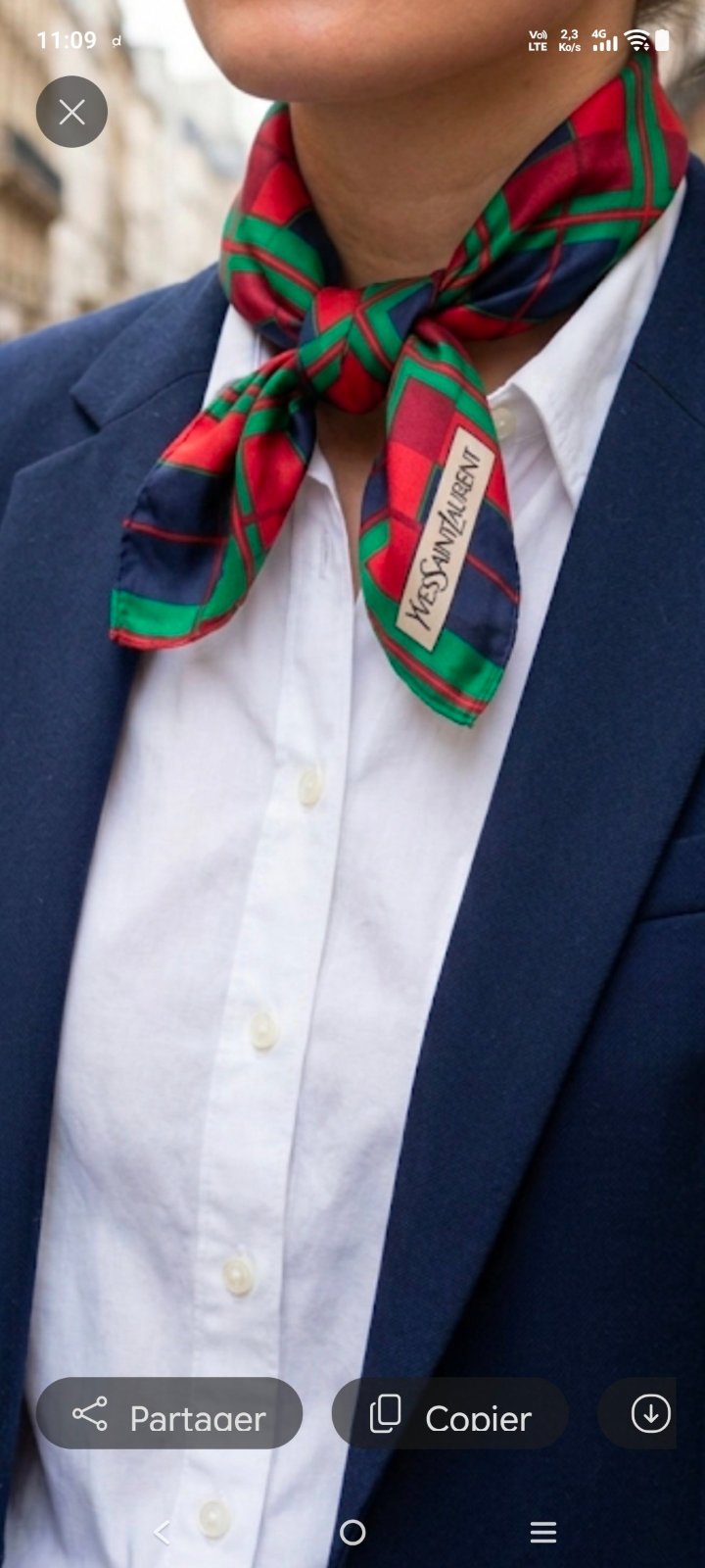 Foulard en soie Yve saint Laurent 
