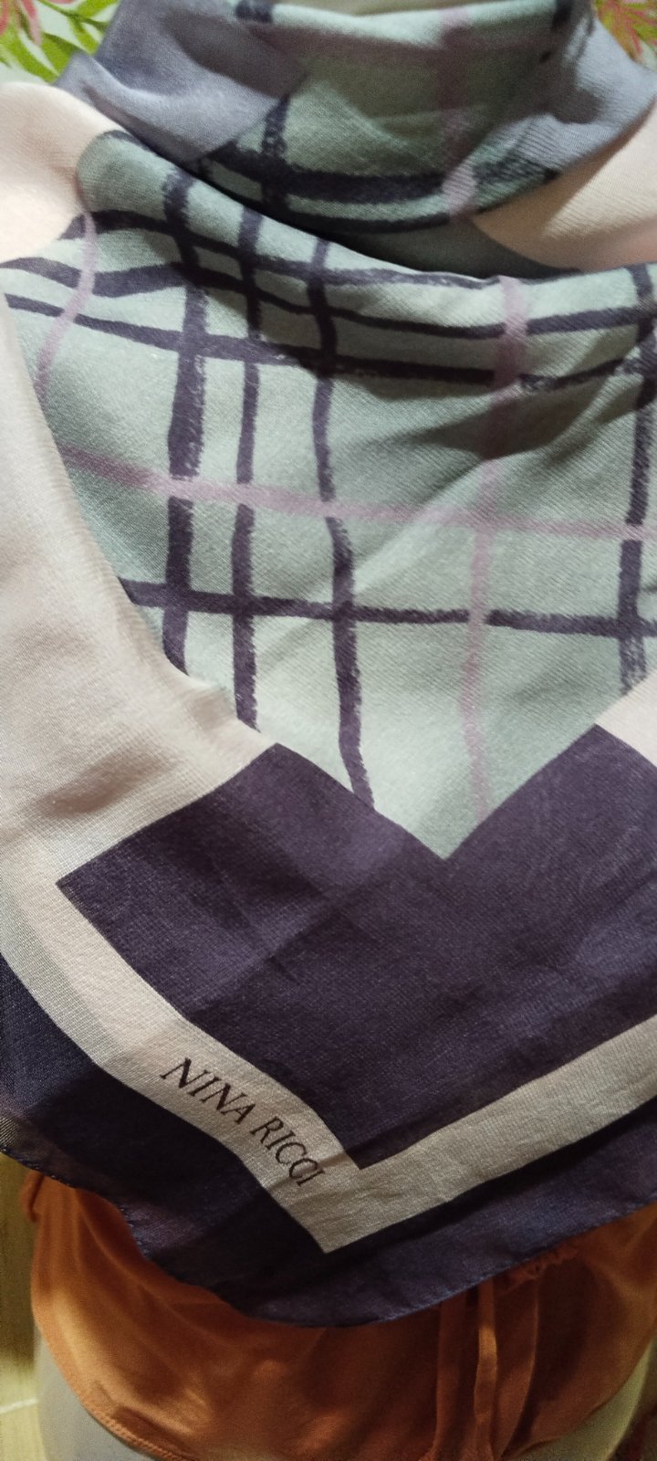Lot foulard Nina Ricci et Lanvin en soie 
