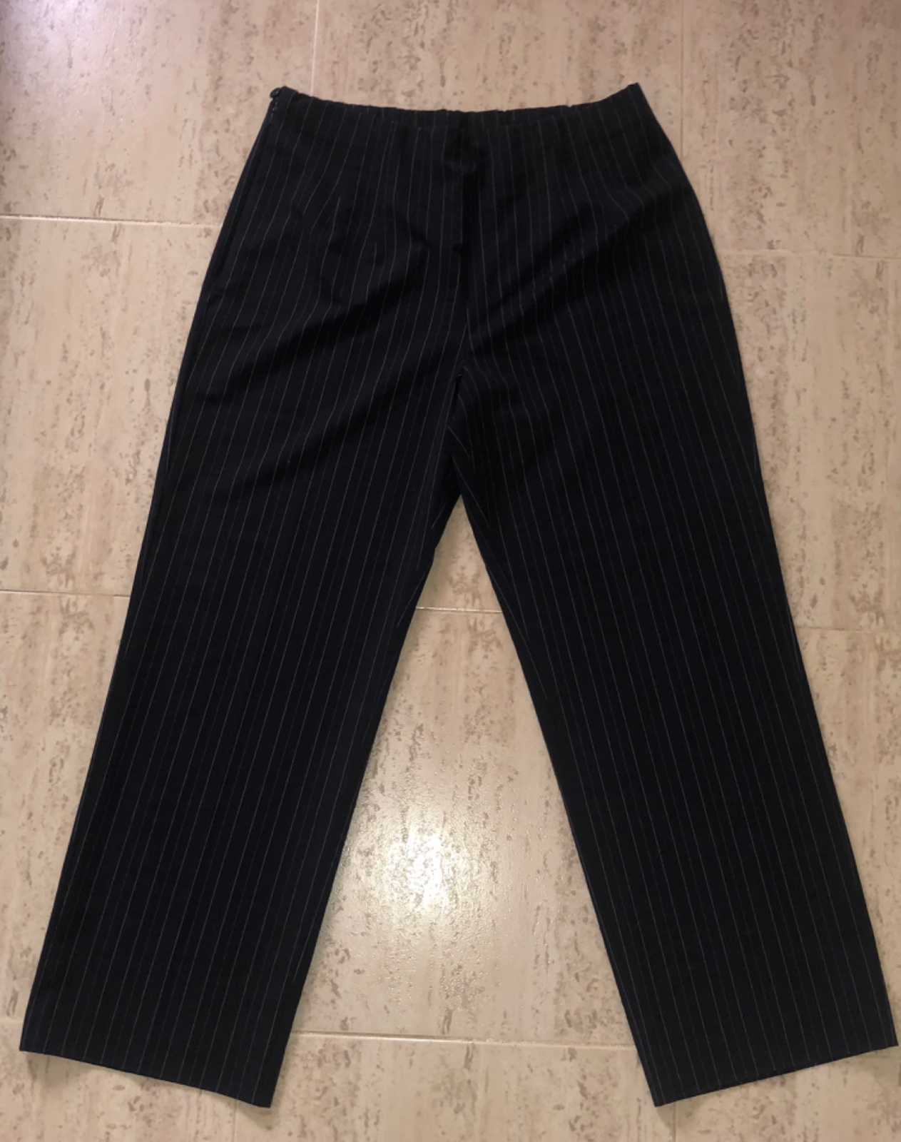 Pantalon fluide noir à rayures fines