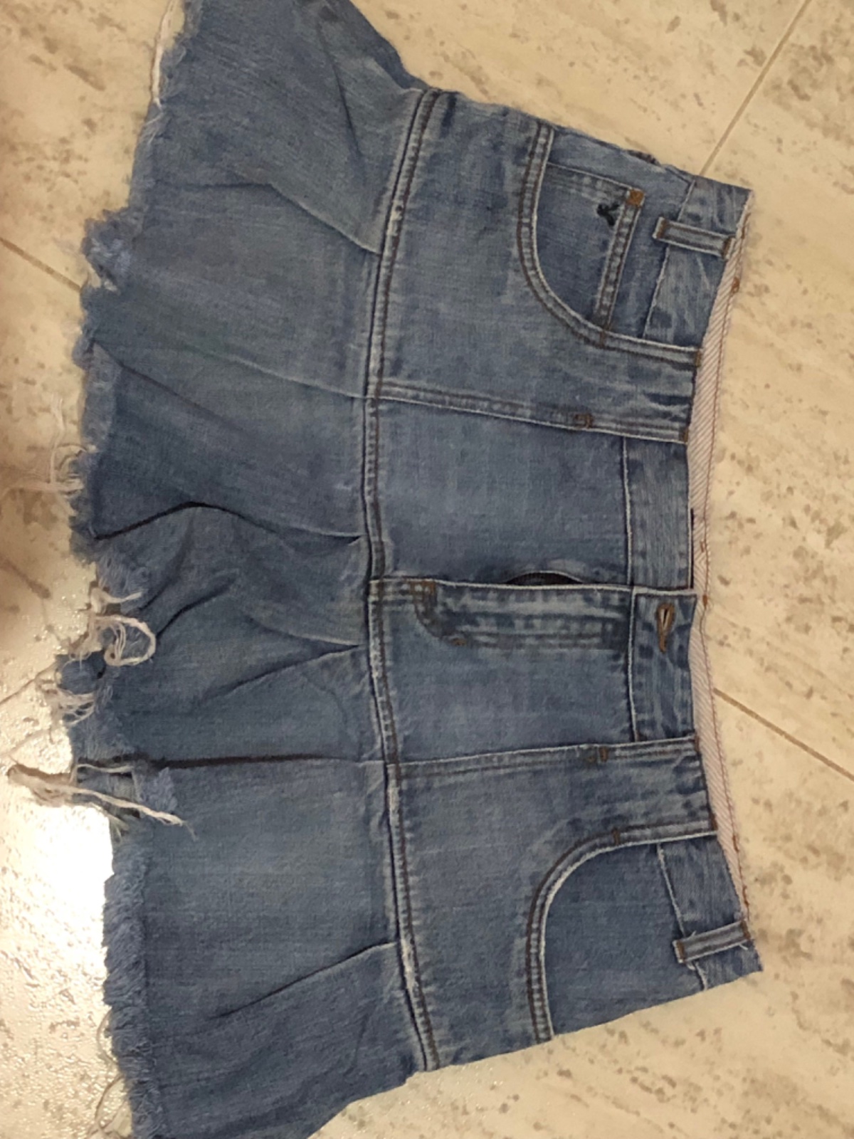 Mini-jupe en jean plissée / Jupe courte en denim