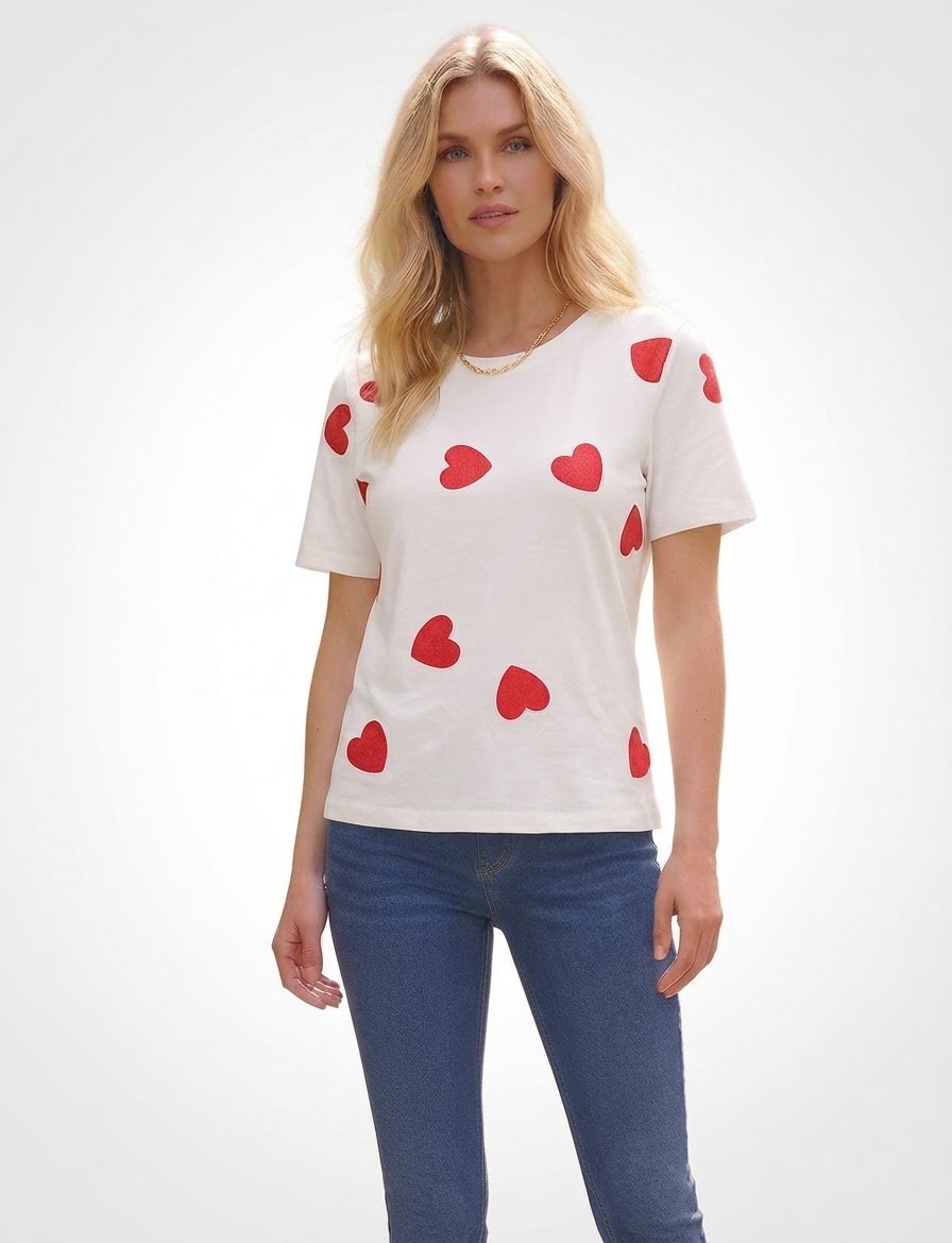 T-shirt blanc cassé avec coeurs 