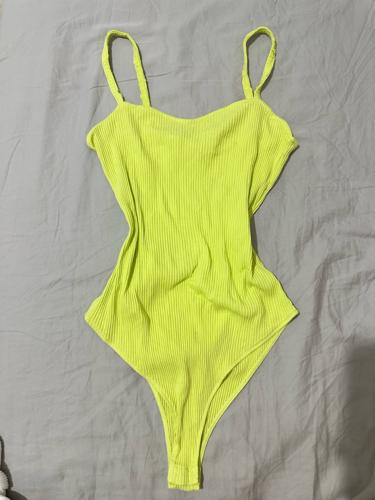     Body côtelé jaune à bretelles