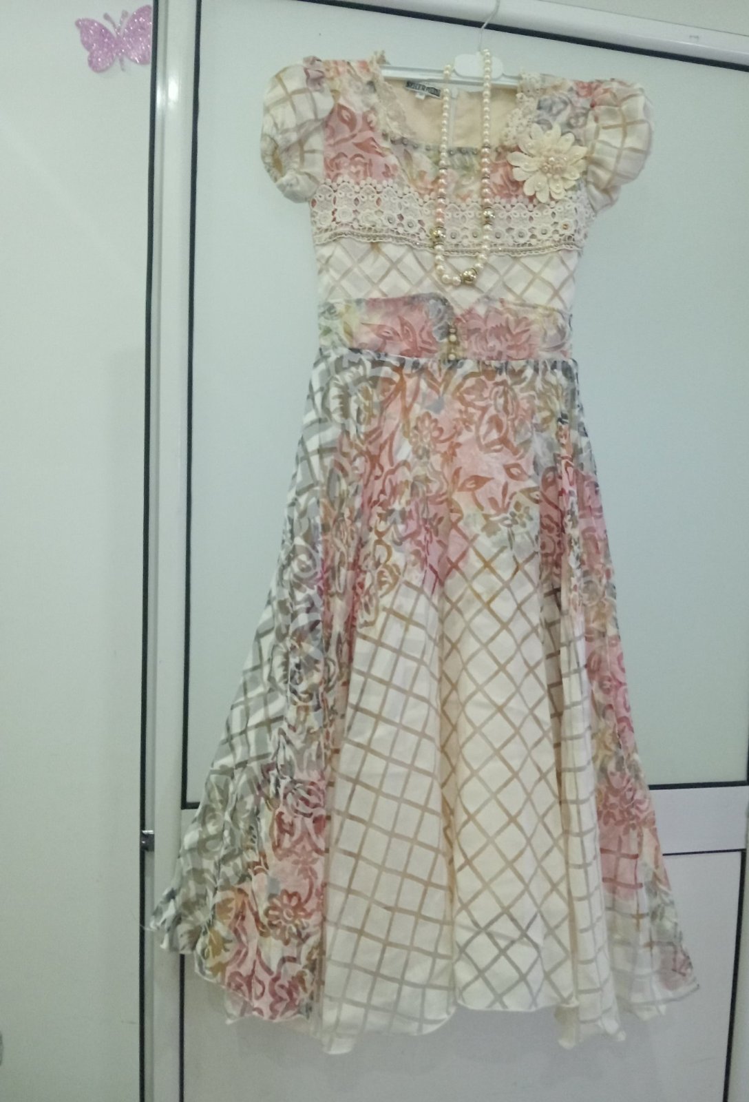 Robe rose et beige fleurie 