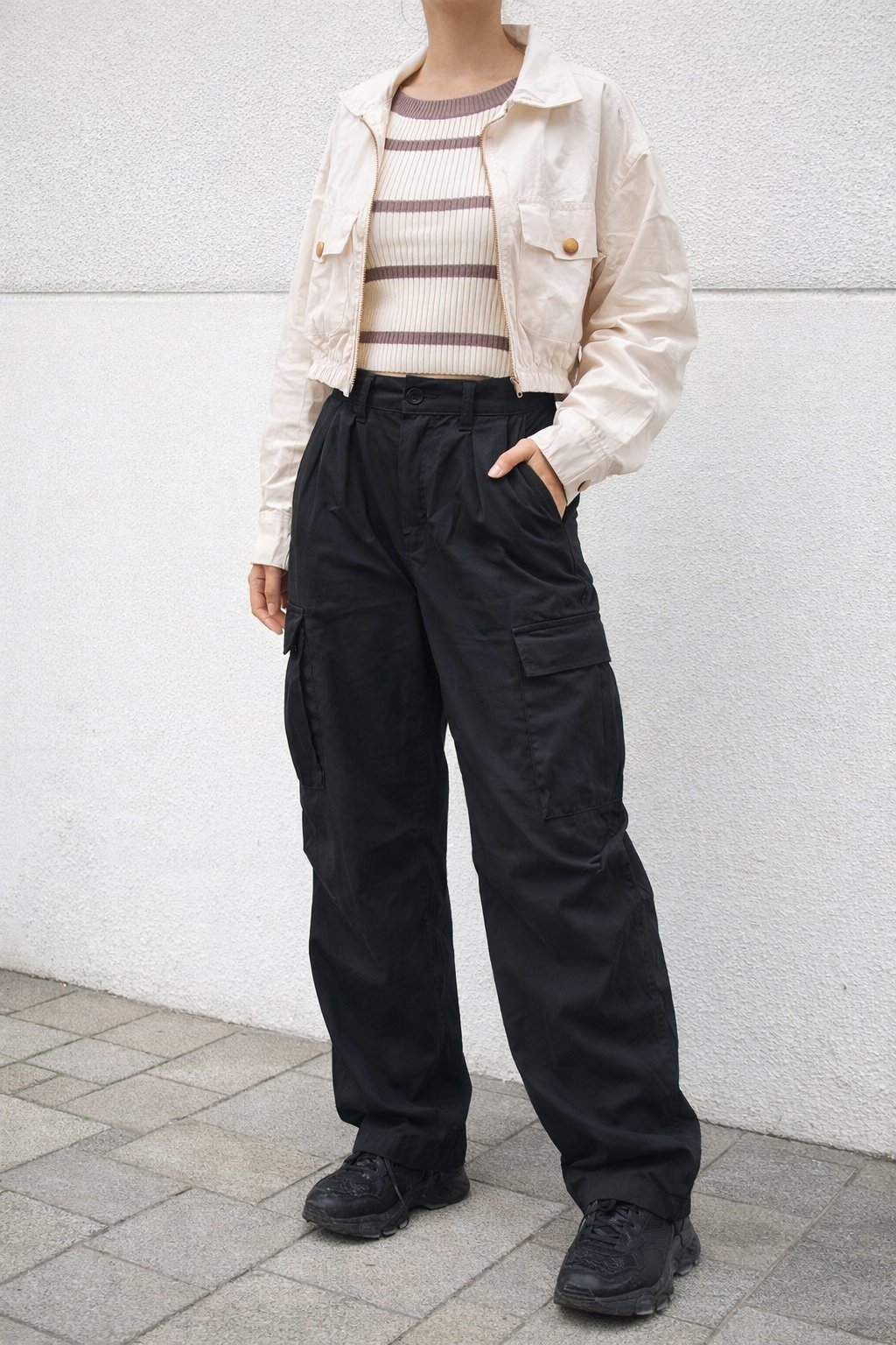 Pantalon noir,pull beige et marron et chemise beige 