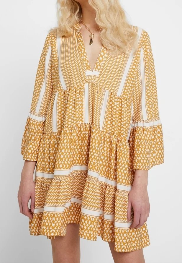 Robe de jour ONLY à motif jaune et blanc avec des manches trois-quarts évasées.