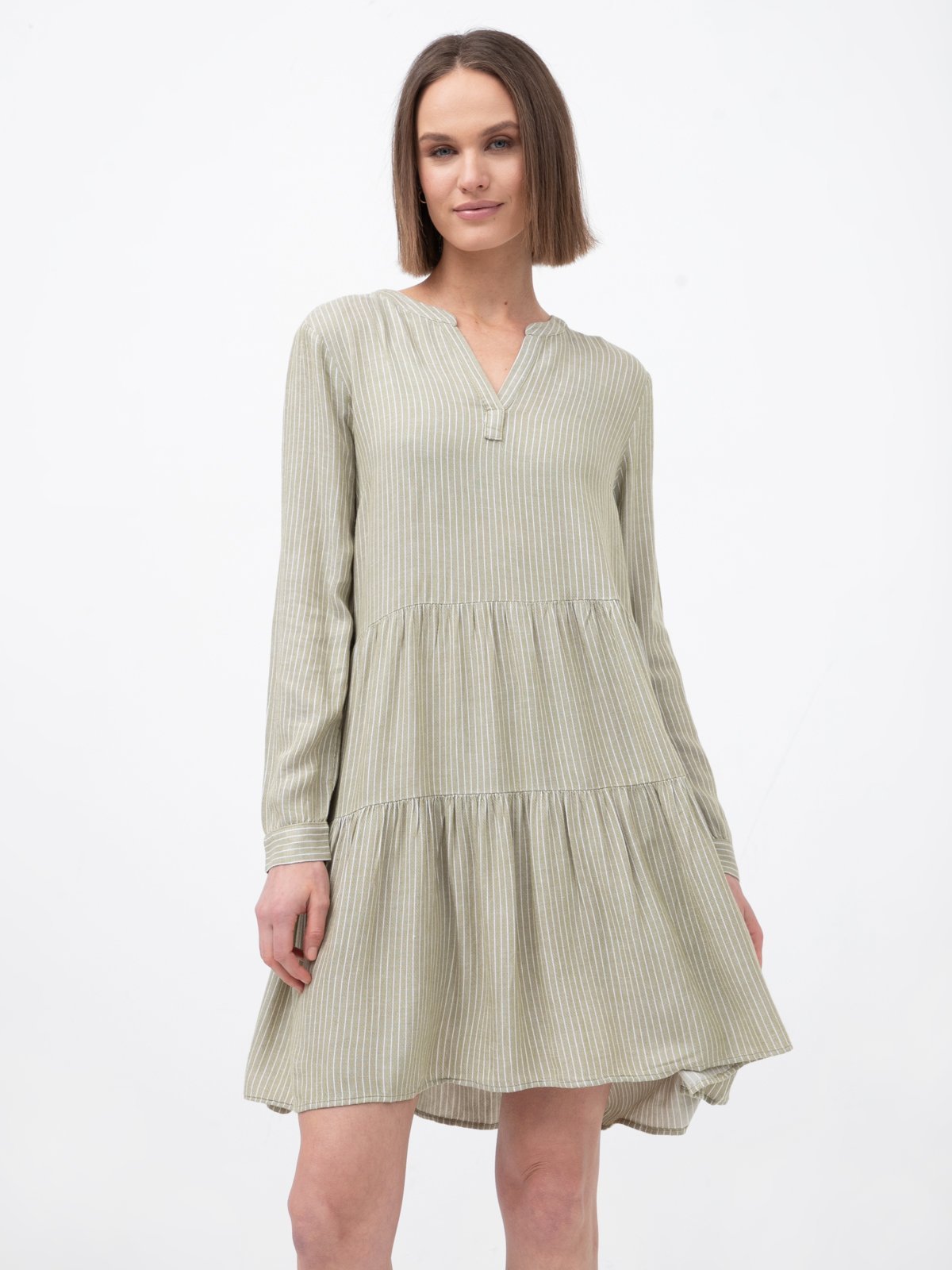 Robe verte raillée .