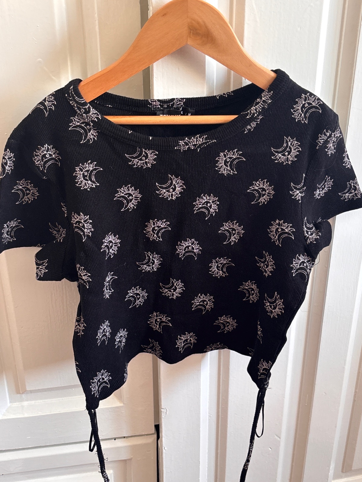 Cute Cropped shirt with strings 