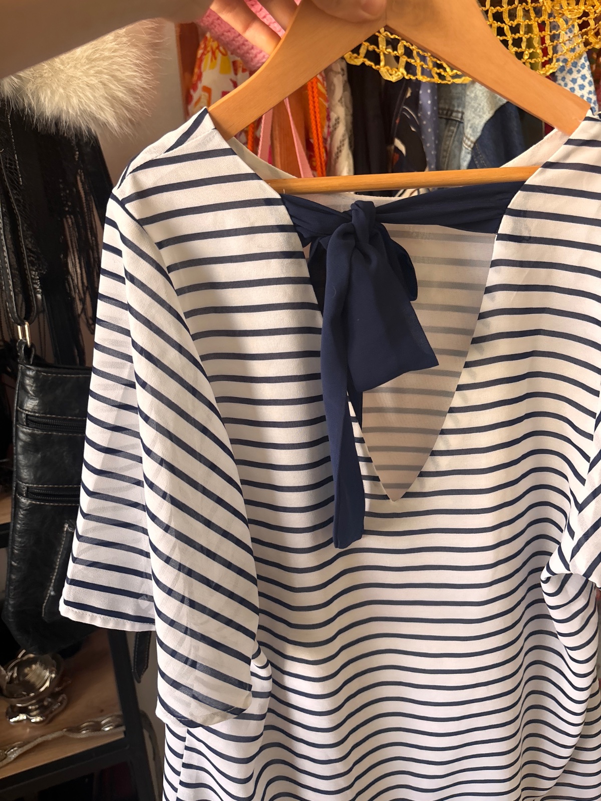 Chemise à rayures classiques blanches et bleu marine