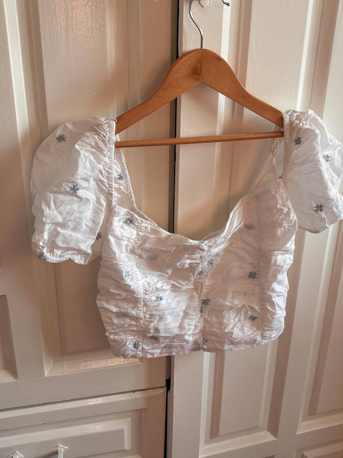  Stradivarius adorable crop top blanc orné de petites fleurs bleues brodées 🩵🤍